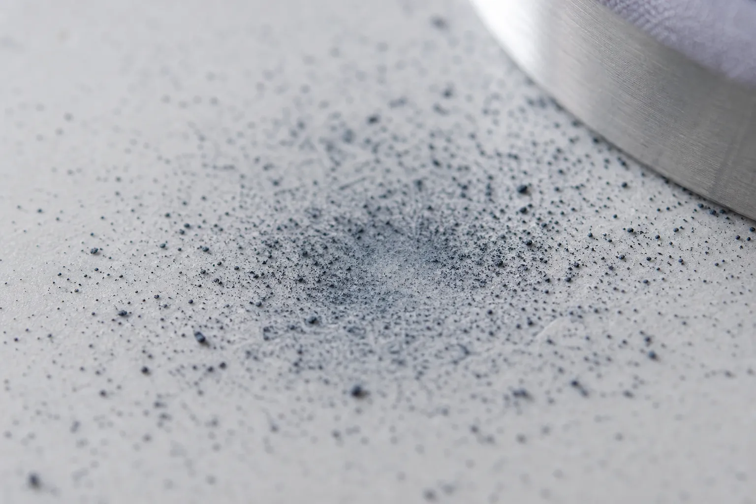 Le même pigment bleu noir éclaté en un nuage de particules séparées qui s’estompe